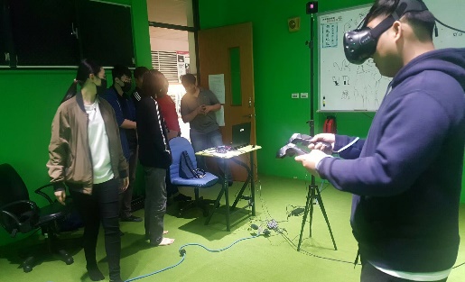 帶領同學進行VR導覽效果體驗